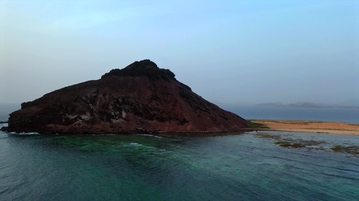 جزيرة جبل كدمبل في البحر الأحمر، لقطة جوية.