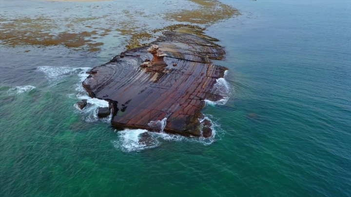 جزيرة جبل كدمبل محاطة بالمياه الزرقاء، لقطة جوية.