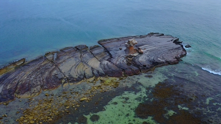 جزيرة جبل كدمبل في البحر، لقطة جوية.