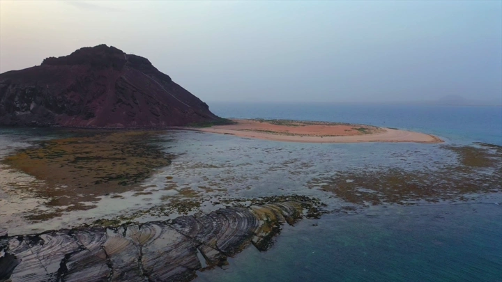 جزيرة جبل كدمبل في البحر، لقطة جوية.