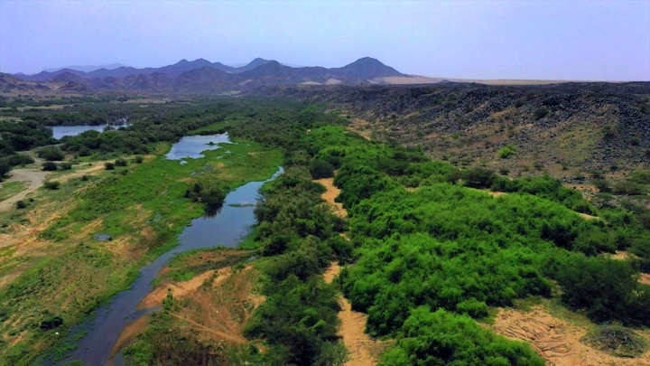 وادي حلي مع جبال في الخلفية، لقطة جوية.