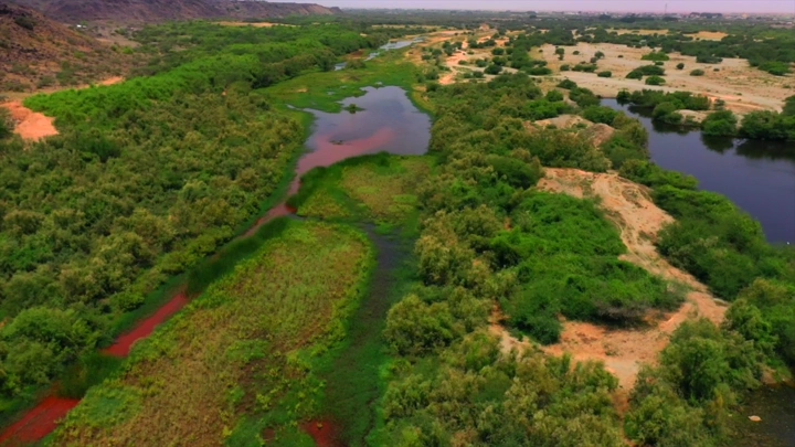 وادي حلي من الأعلى في يوم مشمس، لقطة جوية.