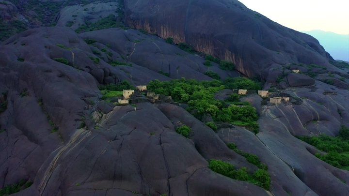 قرية غية على جبل صخري، لقطة جوية.