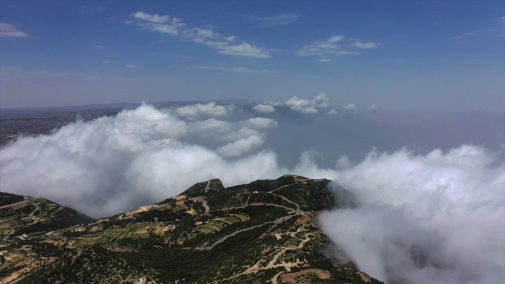 منظر جوي للضباب يغطي شعف الوليد في النماص، لقطة درون.