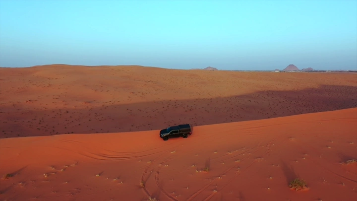 سيارة دفع رباعي في النفود الكبير بحائل، لقطة جوية.