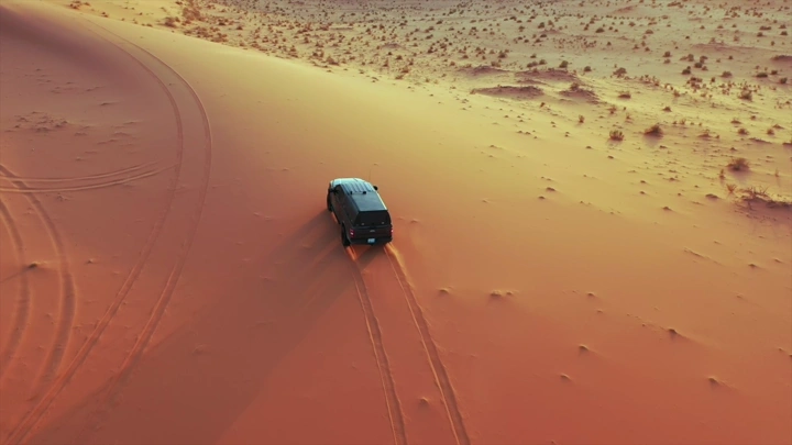 سيارة دفع رباعي في صحراء النفود الكبير حائل ، لقطة جوية.