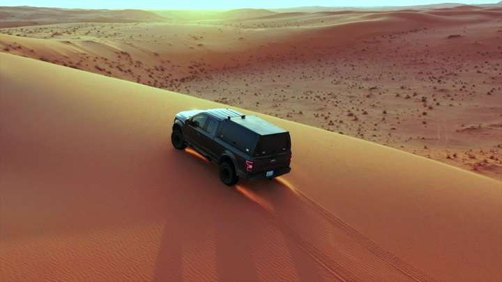 سيارة دفع رباعي على كثبان رملية في النفود الكبير حائل، لقطة جوية.