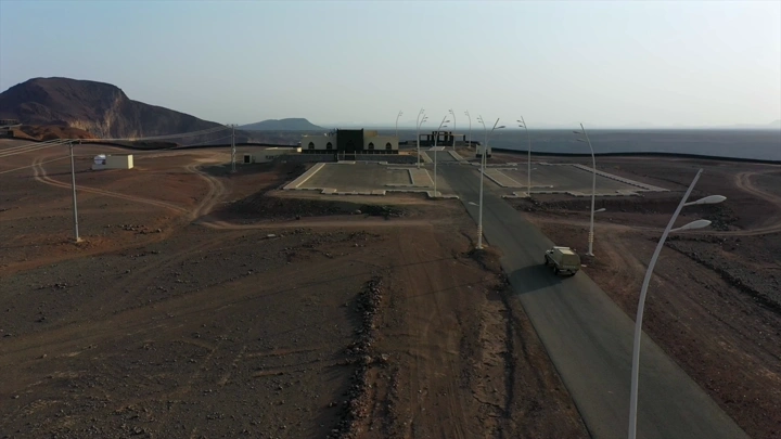 مركز زوار فوهة الوعبة في الصحراء، لقطة جوية.