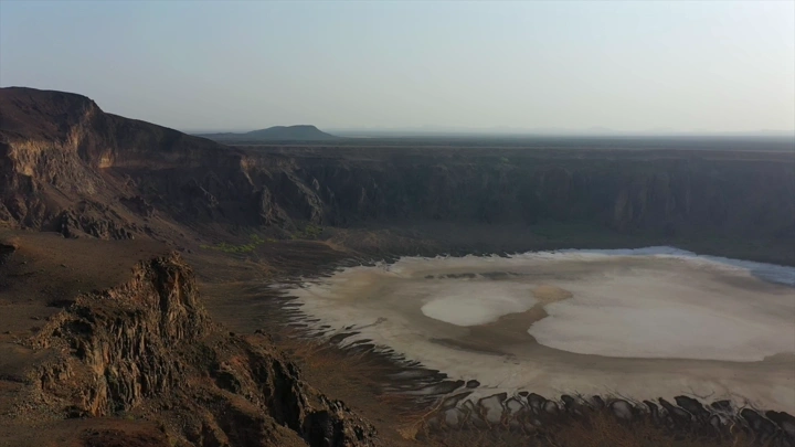 فوهة مقلع طمية في الصحراء، لقطة جوية.