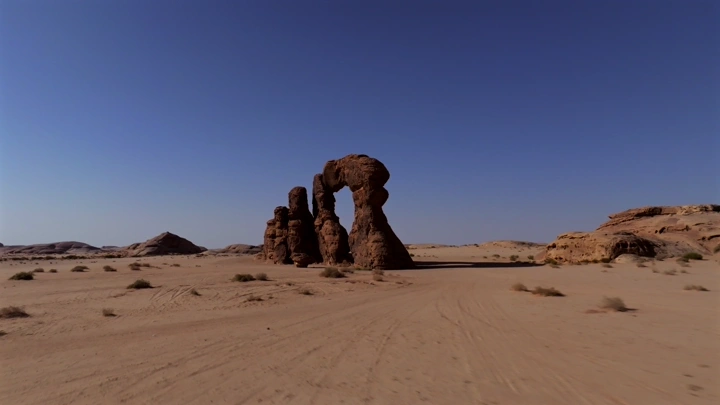 تكوين صخري جبل خرب في العلا تحت سماء زرقاء، لقطة جوية.