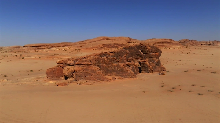 تكوين صخري جبل خرب في العلا تحت سماء زرقاء، لقطة جوية.