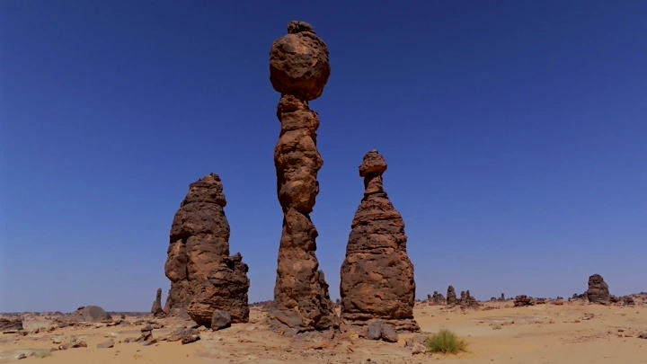 تكوينات صخرية غراميل الروله في العلا، لقطة جوية.