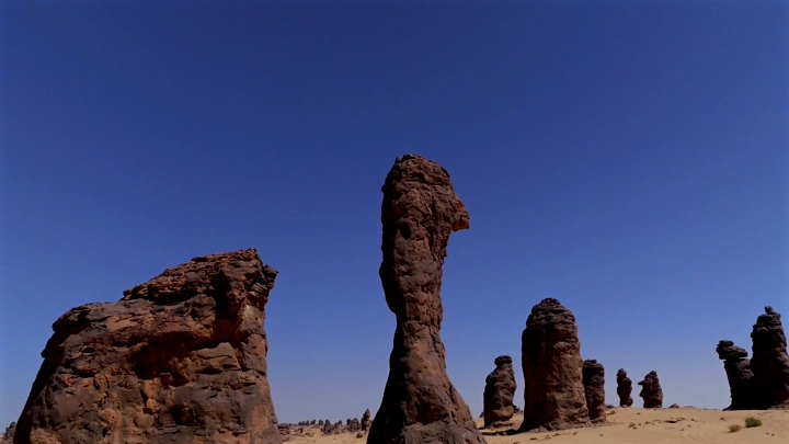 تكوينات صخرية غراميل الروله في العلا، لقطة نهارية واسعة.