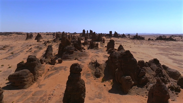 تكوينات صخرية غراميل الروله في العلا، لقطة جوية نهارية.