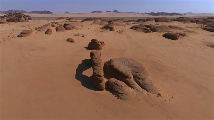 قوس جبلي مقرط الدبوس في العلا، لقطة جوية.