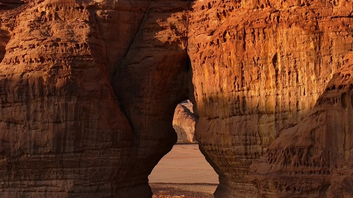 جبل الفيل في العلا عند الغروب، لقطة جوية.