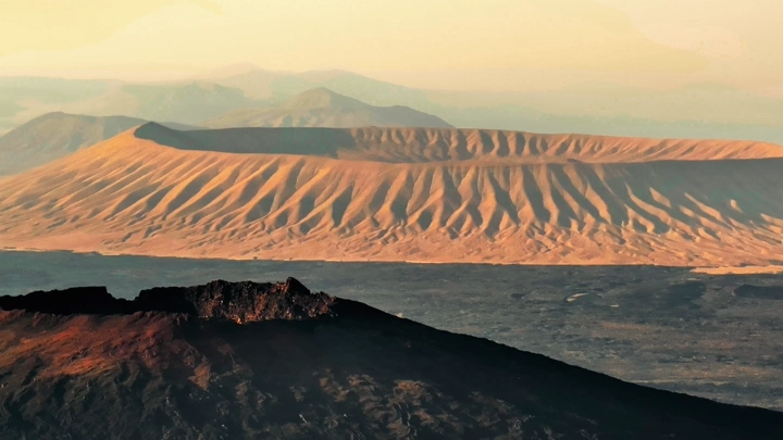 فوهة بركانية في جبل القدر والجبل الأبيض، لقطة بانورامية.