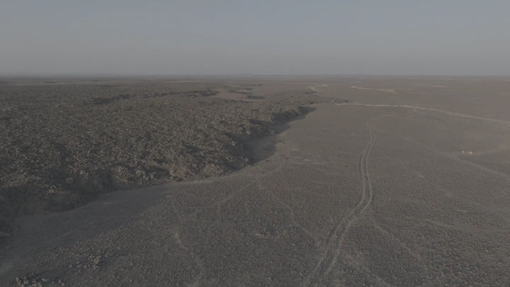 منظر جوي لابة بركانية في الصحراء، لقطة نهارية.