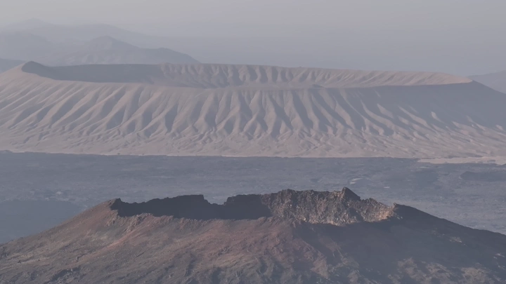 جبال القدر والابيض في مشهد ضبابي، لقطة جوية.
