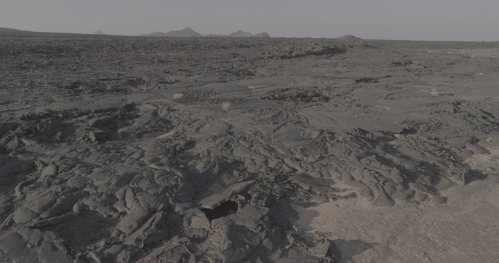 منظر للابة بركانية في منطقة صحراوية، لقطة جوية.