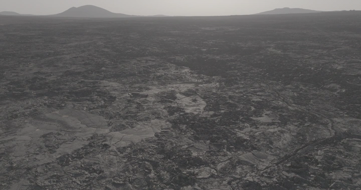 منظر لابة بركانية في الصحراء، لقطة جوية.