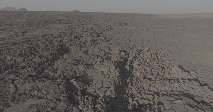 منظر علوي لحقل لابة بركانية في الصحراء، لقطة جوية.