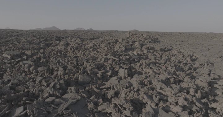 حقل لابة بركانية في الصحراء، لقطة بانورامية.