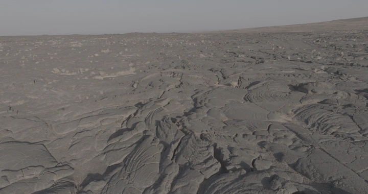 تدفق لابة بركانية متجمدة في منطقة صحراوية، لقطة جوية.