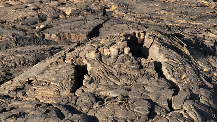 تضاريس لابة بركانية في ضوء النهار، لقطة جوية .