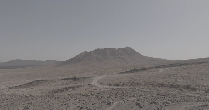 جبل في منطقة الحره تحت سماء غائمة، لقطة جوية.