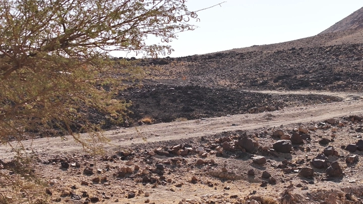 طريق وعر في منطقة جبلية تحت أشعة الشمس، لقطة طبيعية.