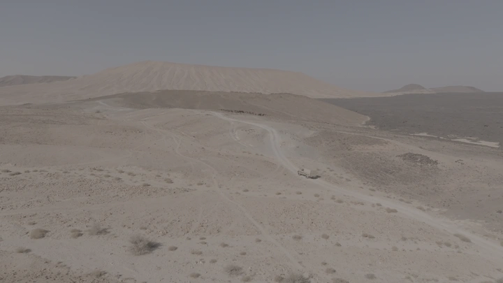 صحراء واسعة مع مسارات رملية، لقطة جوية.
