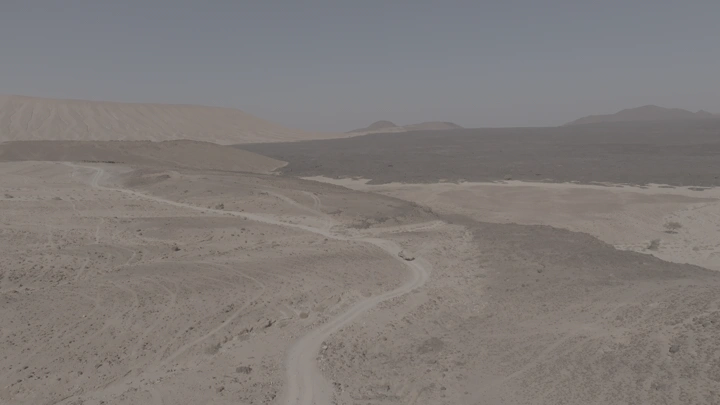 طريق صحراوي متعرج في منطقة جبلية، لقطة جوية.