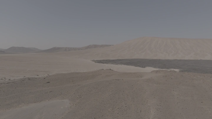 منظر جوي للصحراء بتضاريس متنوعة تحت سماء صافية.