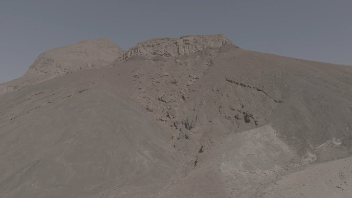 جبل صخري تحت سماء صافية، لقطة جوية.