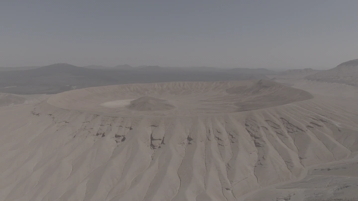 فوهة بركانية في حرة خيبر، لقطة جوية.