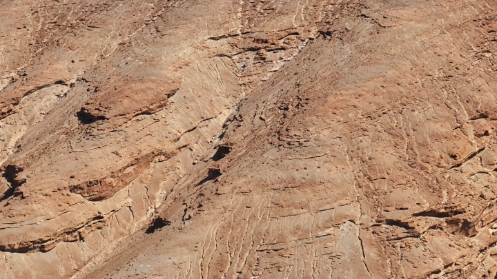 جبال صخرية بنية في ضوء النهار، لقطة قريبة.