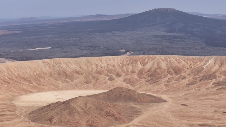 فوهة جبل القدر في الصحراء، لقطة جوية.