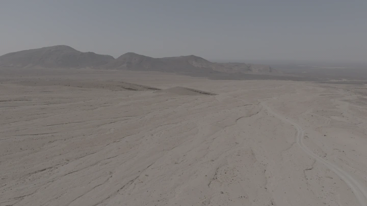 منظر صحراوي جبلي في المملكة، لقطة جوية.