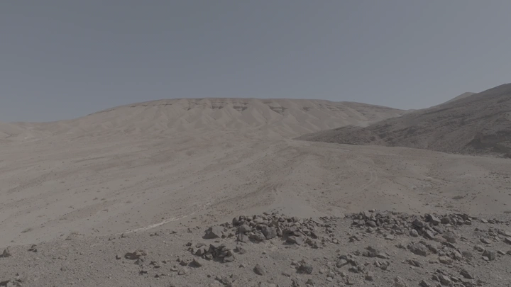 منظر لجبل أبيض في الصحراء، لقطة نهارية.