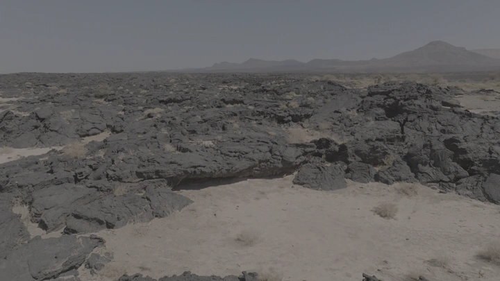 تضاريس لابات بركانية في منطقة صحراوية، لقطة نهارية.