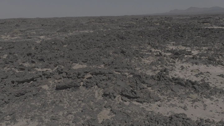 منظر للحمم البركانية السوداء في الصحراء، لقطة جوية.