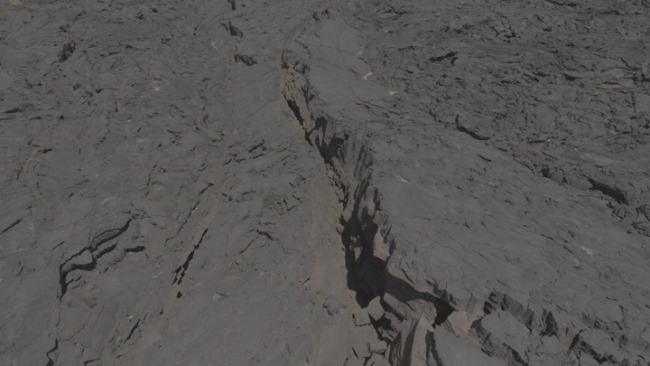 شق في الحمم البركانية المتجمدة، لقطة جوية.