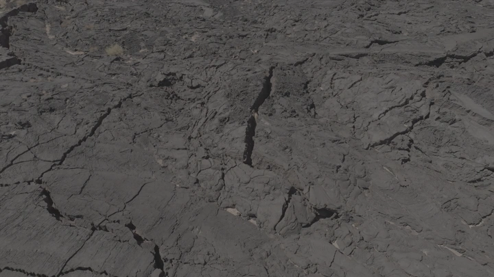 حمم بركانية متجمدة في منطقة جبلية، لقطة جوية.