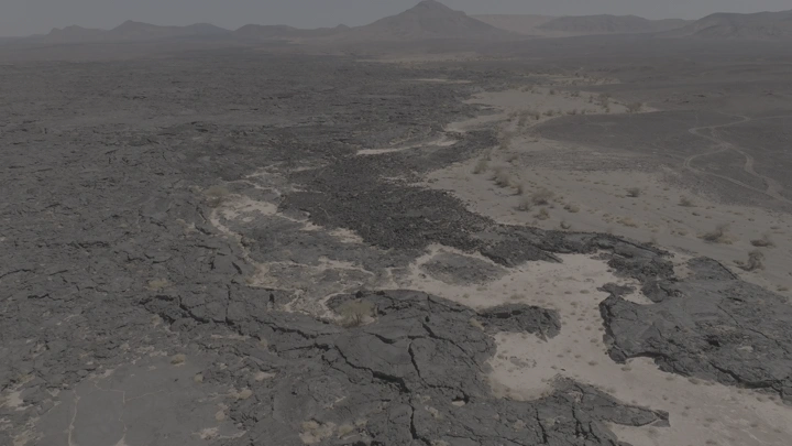 منظر جوي لحمم بركانية متجمدة في منطقة صحراوية.