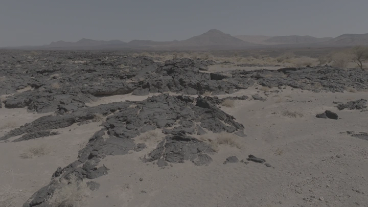 تضاريس بركانية في منطقة صحراوية، لقطة جوية.