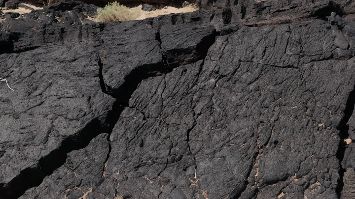صخور لافا بركانية في الصحراء، لقطة قريبة.