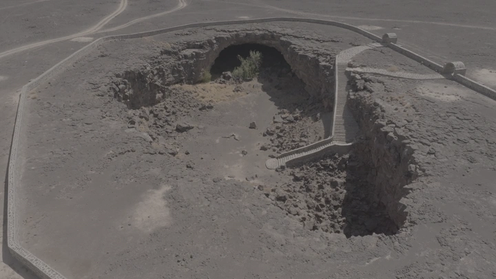 كهف أم الجرسان في الصحراء، لقطة جوية.