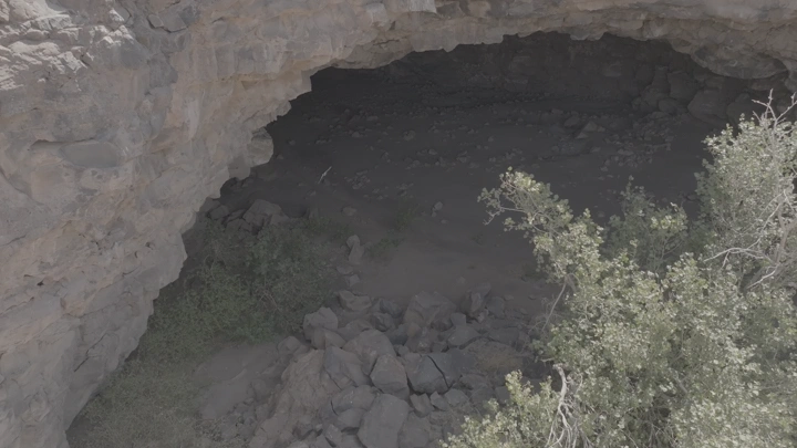 كهف أم الجرسان في السعودية، لقطة جوية نهارية.