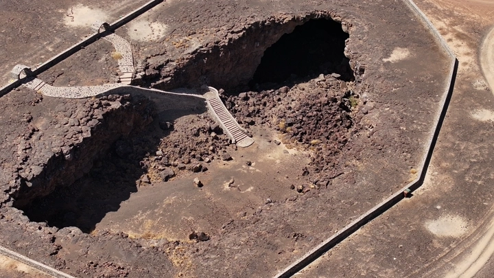 كهف أم الجرسان في الصحراء، لقطة جوية.